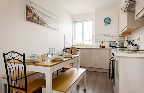 Roundham Apartment | Quayside View – Stylish Harbourfront Apartment in Paignton, Devon