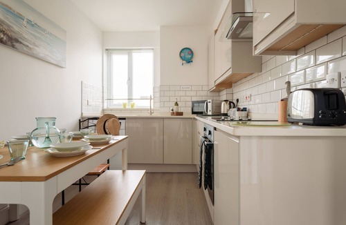 Roundham Apartment | Quayside View – Stylish Harbourfront Apartment in Paignton, Devon