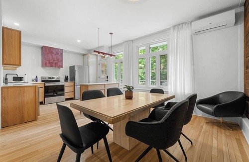 Saint-Jean-Baptiste Apartment | Quebec City: 2 bedrooms + AC + Parking: Wow!