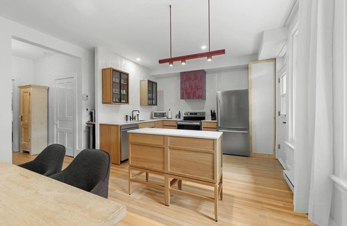 Saint-Jean-Baptiste Apartment | Quebec City: 2 bedrooms + AC + Parking: Wow!