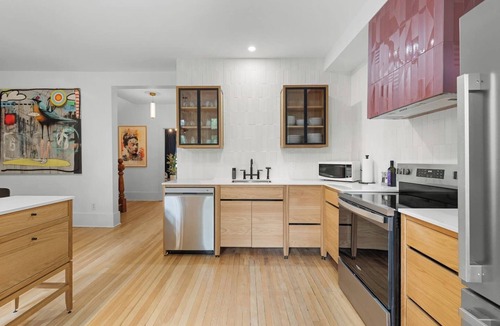 Saint-Jean-Baptiste Apartment | Quebec City: 2 bedrooms + AC + Parking: Wow!