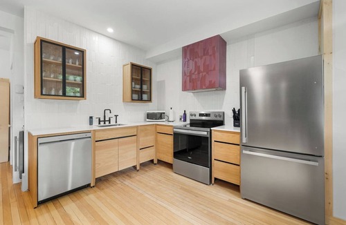 Saint-Jean-Baptiste Apartment | Quebec City: 2 bedrooms + AC + Parking: Wow!