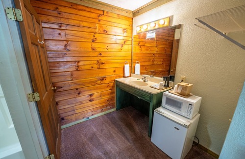 Buchanan House | Queen and 2 Twin Beds Room