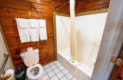 Buchanan House | Queen and 2 Twin Beds Room