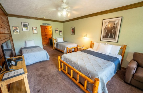 Buchanan House | Queen and 2 Twin Beds Room