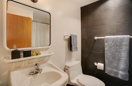 Lower Queen Anne House | Queen Anne Design Loft with Space Needle View, 8days max.