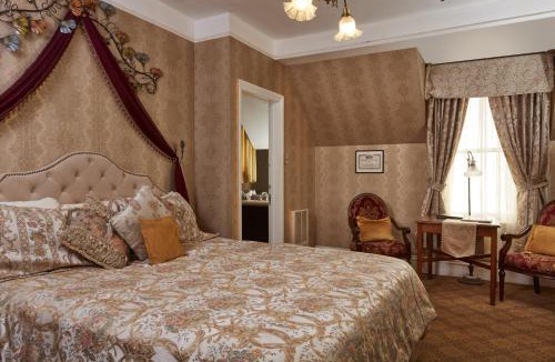 Lower Pacific Heights Hotel | Queen Anne