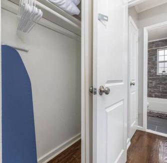 West Hartford Apartment | Queen Bed Apt in West Hartford