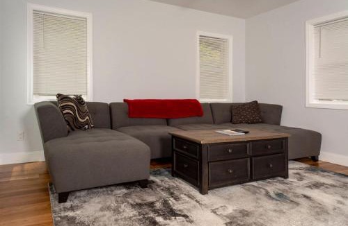 Stoneham House | Queen Bed - Boston - RM 3