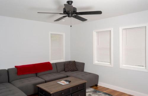 Stoneham House | Queen Bed - Boston - RM 3