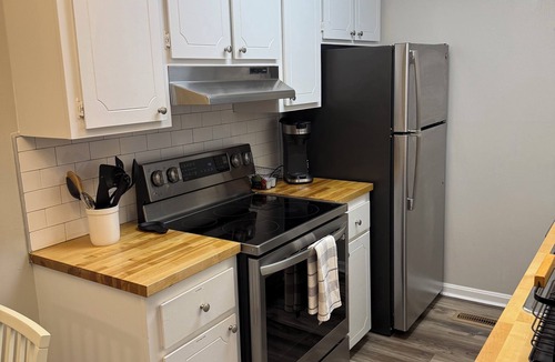 Warner Robins Apartment | Queen Bed Hillside Apartment Unit A