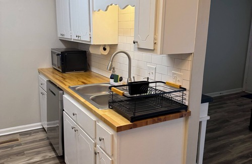 Warner Robins Apartment | Queen Bed Hillside Apartment Unit A