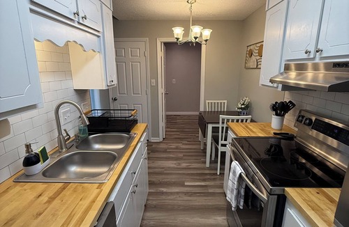 Warner Robins Apartment | Queen Bed Hillside Apartment Unit A