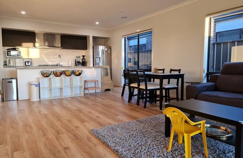 Delacombe House | Queen Bed Luxury Bedroom in Shared House