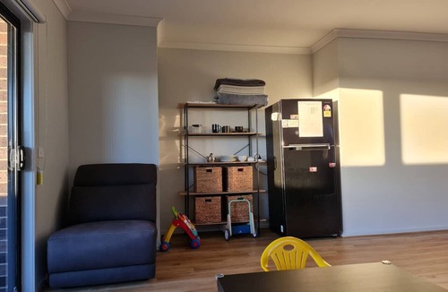 Delacombe House | Queen Bed Luxury Bedroom in Shared House