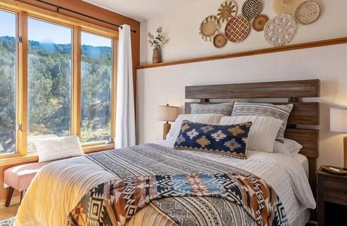 Herriman House | Queen Bed , Mountain View