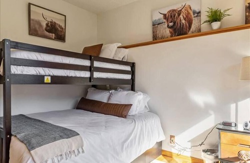 Herriman House | Queen Bed , Mountain View