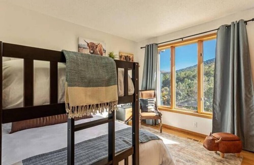 Herriman House | Queen Bed , Mountain View