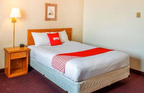 Shelby Hotel | Queen Bed near Dixie Inn: Free WiFi, clean room, pet-friendly