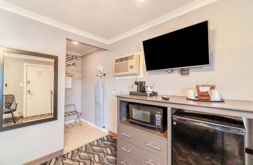 Ira Hotel | Queen Bed Non‑Smoking + Free Parking | Easy Walk to Downtown Snyder