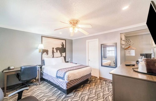 Ira Hotel | Queen Bed Non‑Smoking + Free Parking | Easy Walk to Downtown Snyder