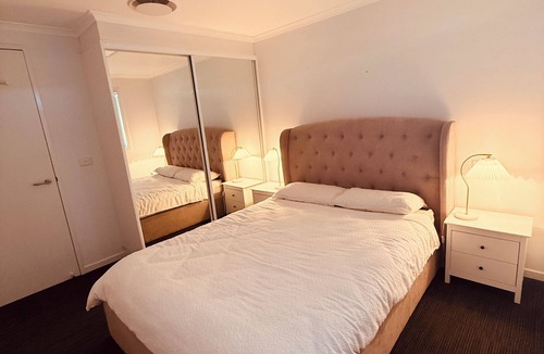Moruya House | Queen bed room.