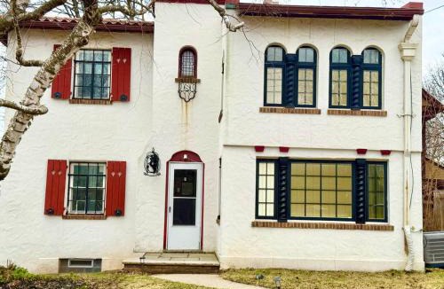 Downtown Syracuse House | Queen Bed Shared Common Space Carrier Dome SU Hospitals
