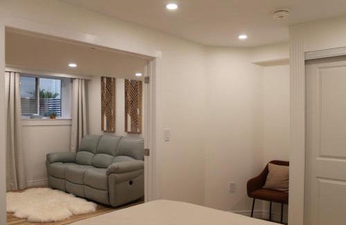 Barrie Apartment | Queen Bed Suite-Private Entrance