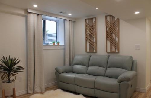 Barrie Apartment | Queen Bed Suite-Private Entrance