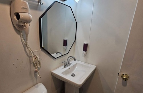 Southern Coast Hotel | Queen Bedroom In Saco