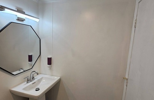 Southern Coast Hotel | Queen Bedroom In Saco