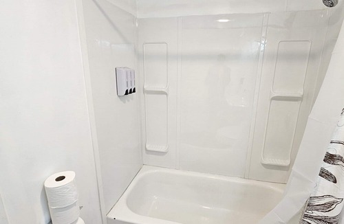 Southern Coast Hotel | Queen Bedroom In Saco