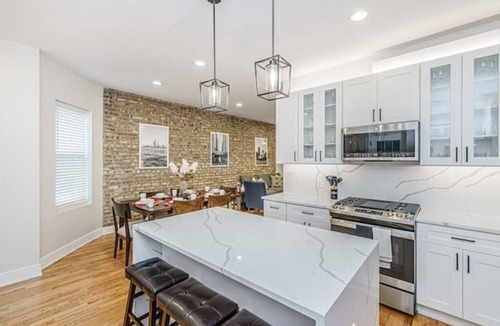 Avondale Apartment | Queen Beds, EV Charging, Near Train: Luxury Stay
