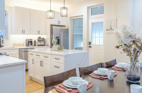 Avondale Apartment | Queen Beds, EV Charging, Near Train: Luxury Stay