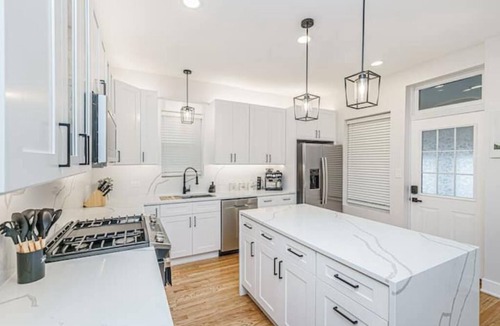 Avondale Apartment | Queen Beds, EV Charging, Near Train: Luxury Stay