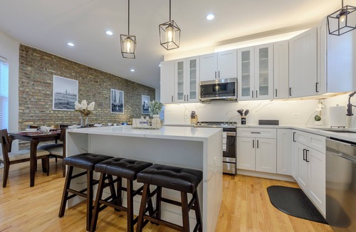 Avondale Apartment | Queen Beds, EV Charging, Near Train: Luxury Stay