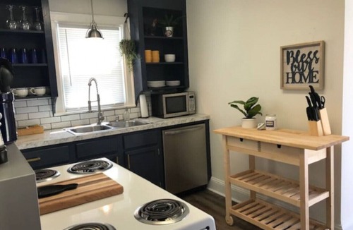 Enderly Park House | Queen City Cottage · Queen City Cottage mins to Uptown, Wifi + Netflix