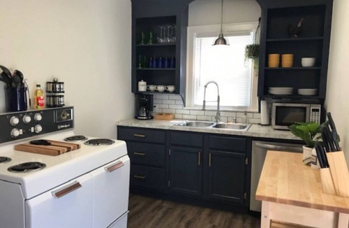 Enderly Park House | Queen City Cottage · Queen City Cottage mins to Uptown, Wifi + Netflix
