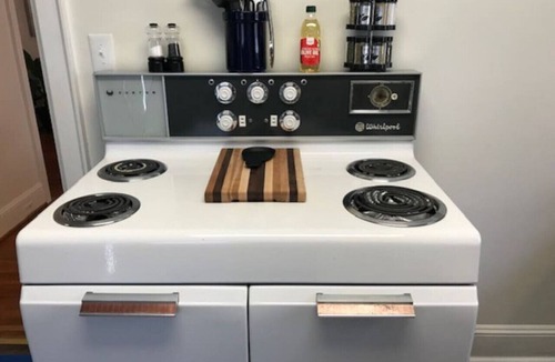 Enderly Park House | Queen City Cottage · Queen City Cottage mins to Uptown, Wifi + Netflix