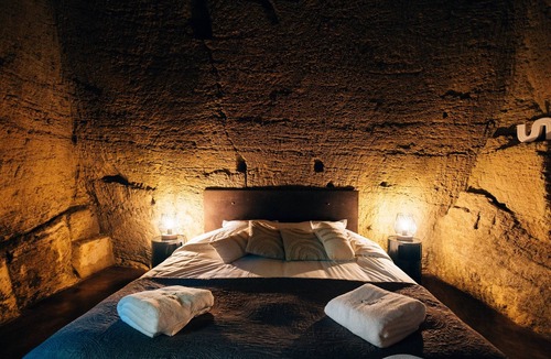 Doue-la-Fontaine House | Queen-Deluxe-Ensuite