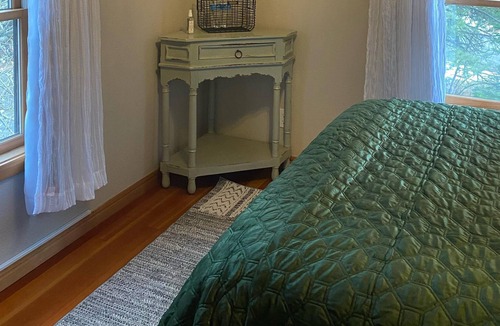 Roslyn House | Queen Ensuite with Bath - Park View