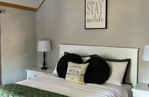 Roslyn House | Queen Ensuite with Bath - Park View