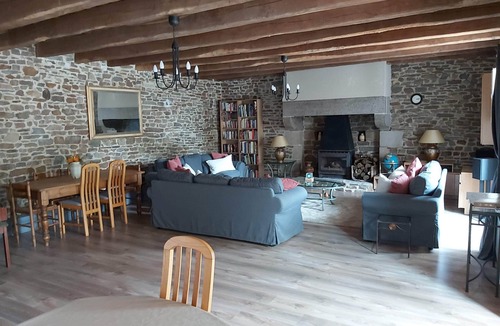 Les Champs-Geraux House | Queen-Family-Private Bathroom-Courtyard view