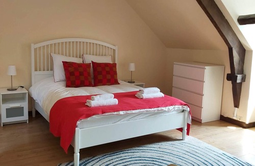 Les Champs-Geraux House | Queen-Family-Private Bathroom-Courtyard view