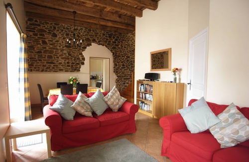Les Champs-Geraux House | Queen-Family-Private Bathroom-Courtyard view