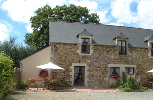 Les Champs-Geraux House | Queen-Family-Private Bathroom-Courtyard view