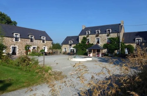 Les Champs-Geraux House | Queen-Family-Private Bathroom-Courtyard view