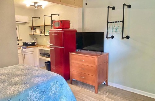 Panacea Apartment | Queen Kitchenette by the Bay #10