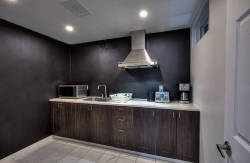 Cote-Des-Neiges—Notre-Dame-De-Grace Apartment | Queen Mary`s Jewel (40ppl MAX)