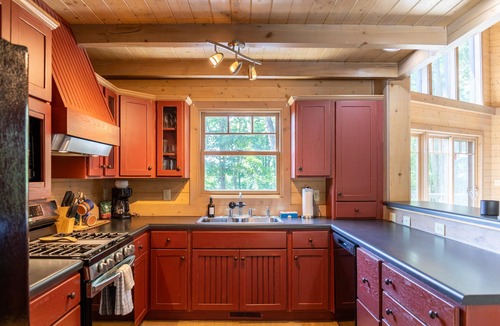 West Jefferson Cabin | Queen Ridge Cabin - Great views, secluded, hot tub, fire pit!